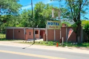 Hallaron muertos a una mujer y a un joven riojano en un hotel alojamiento de Córdoba: investigan un femicidio seguido de suicidio