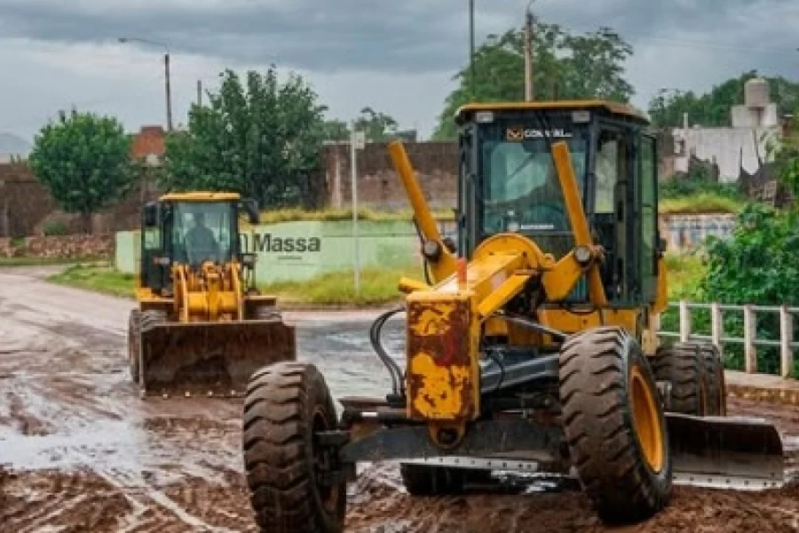 El centro bajo el agua: un taxi atrapado y el pedido de cautela que no cesa