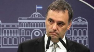 Explota la inyerna libertaria: Milei sale a blindar a Adorni mientras arde la pelea entre Caputo y Menem