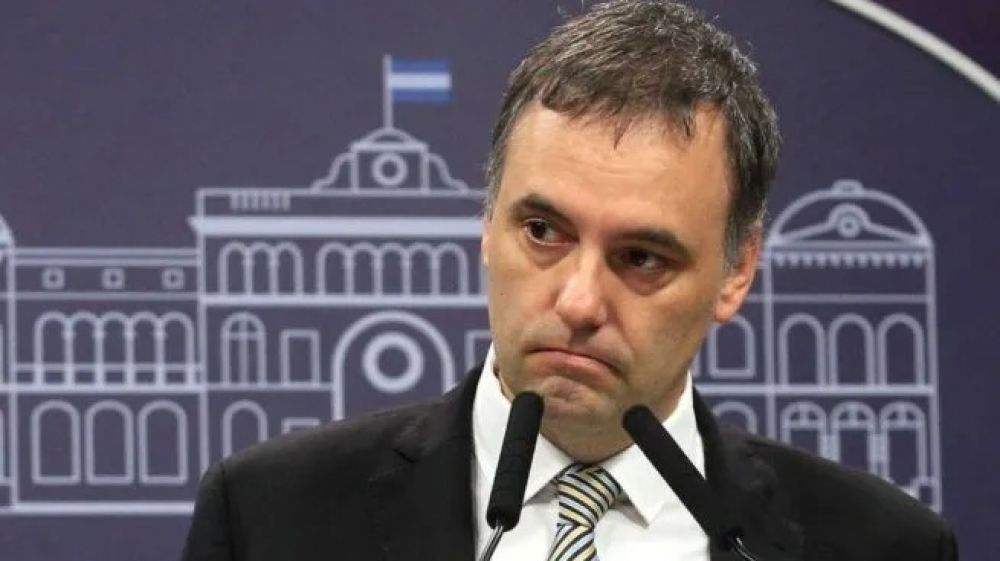 Explota la inyerna libertaria: Milei sale a blindar a Adorni mientras arde la pelea entre Caputo y Menem