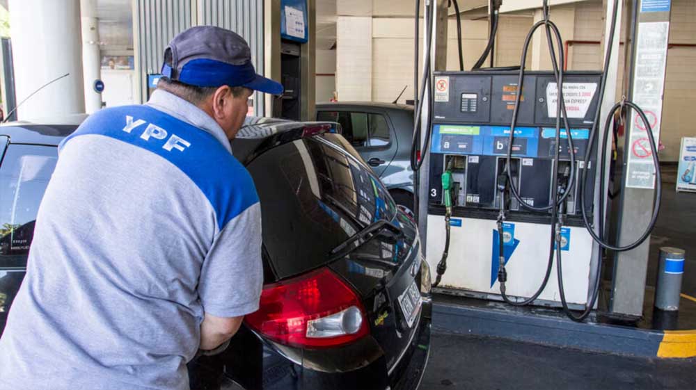 YPF anunció una suba mínima y congelamiento de combustibles: impacto en la inflación y el interior