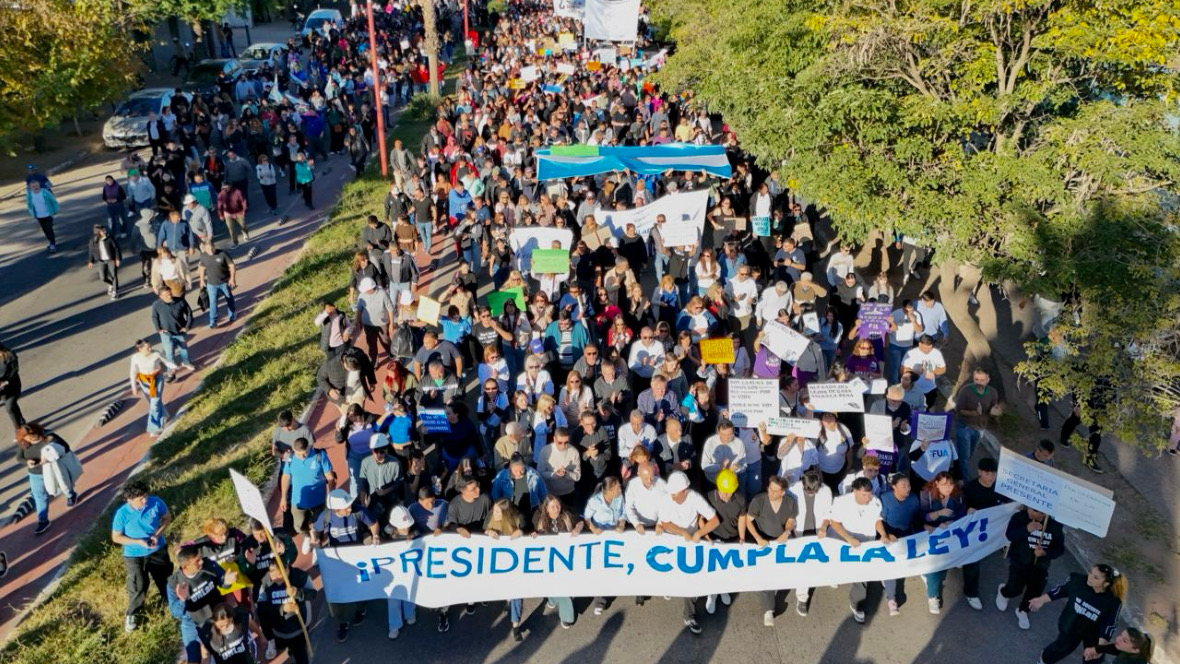Crisis universitaria: La Rioja marcha por financiamiento y salarios docentes