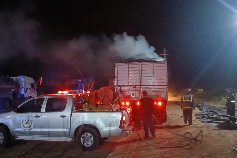 Incendio en camión en Ruta 141: bomberos sofocaron el fuego en Chepes
