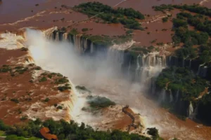 Garganta del Diablo cerrada: Cataratas Iguazú con caudal récord