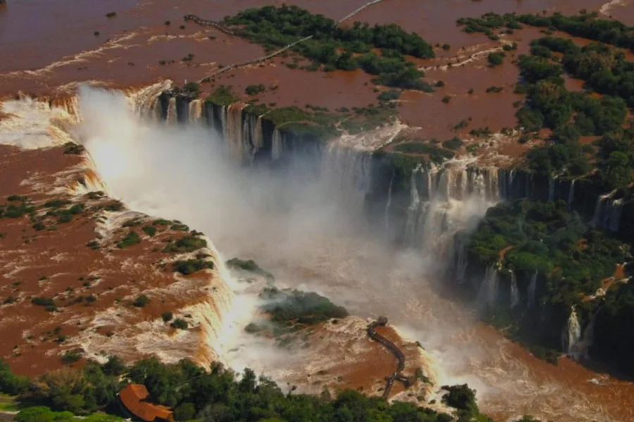 Garganta del Diablo cerrada: Cataratas Iguazú con caudal récord
